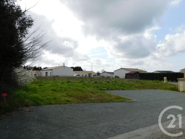 Afficher la photo en grand terrain à vendre - 846.0 m2 - ST VAIZE - 17 - POITOU-CHARENTES - Century 21 Agence De L'Europe