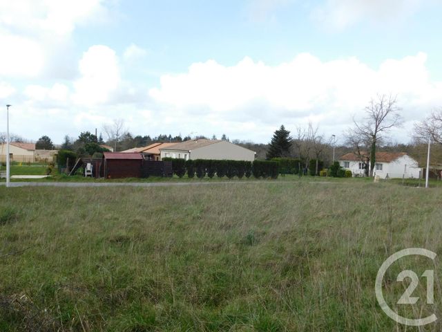 Afficher la photo en grand terrain à vendre - 846.0 m2 - ST VAIZE - 17 - POITOU-CHARENTES - Century 21 Agence De L'Europe