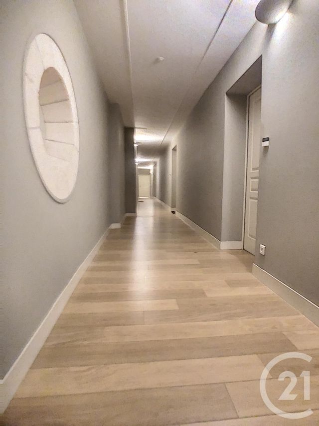 Afficher la photo en grand Appartement F4 à vendre - 4 pièces - 94.0 m2 - SAINTES - 17 - POITOU-CHARENTES - Century 21 Agence De L'Europe