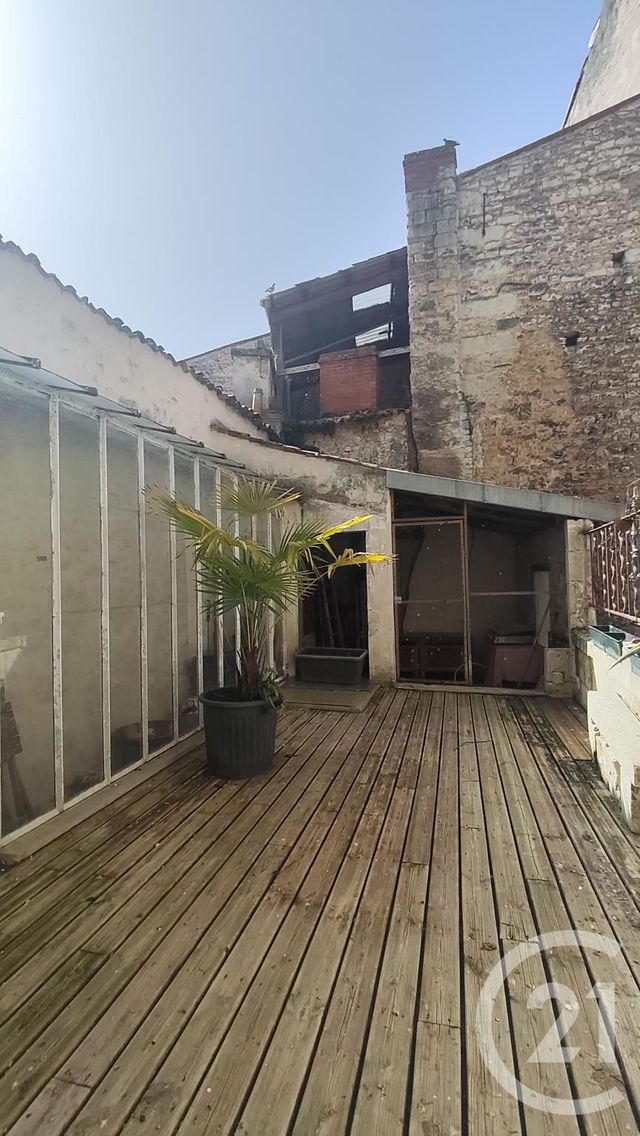 Appartement F5 à vendre - 6 pièces - 157.0 m2 - SAINTES - 17 - POITOU-CHARENTES - Century 21 Agence De L'Europe