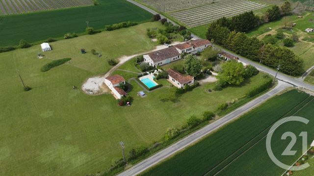 maison à vendre - 37 pièces - 682.22 m2 - BRIVES SUR CHARENTE - 17 - POITOU-CHARENTES - Century 21 Agence De L'Europe
