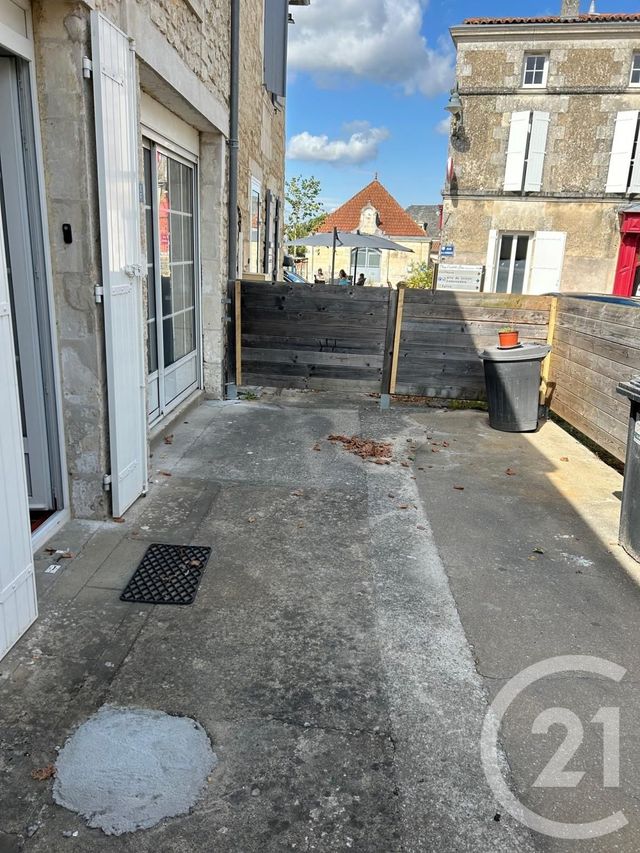 maison à louer - 5 pièces - 108.0 m2 - SAINTES - 17 - POITOU-CHARENTES - Century 21 Agence De L'Europe