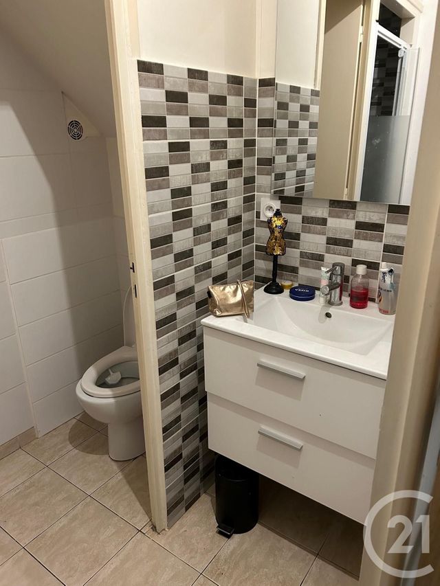 Appartement à louer - 2 pièces - 27.0 m2 - SAINTES - 17 - POITOU-CHARENTES - Century 21 Agence De L'Europe