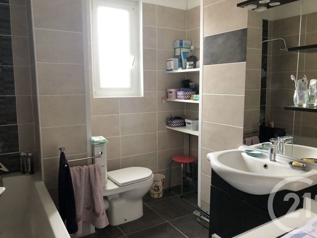 maison à vendre - 5 pièces - 83.0 m2 - SAINTES - 17 - POITOU-CHARENTES - Century 21 Agence De L'Europe