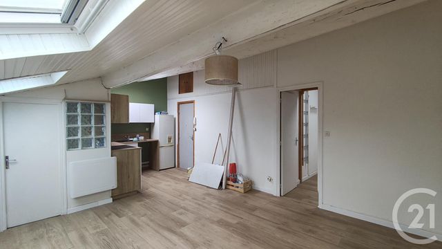 Afficher la photo en grand Appartement F1 bis à vendre - 2 pièces - 32.7 m2 - SAINTES - 17 - POITOU-CHARENTES - Century 21 Agence De L'Europe