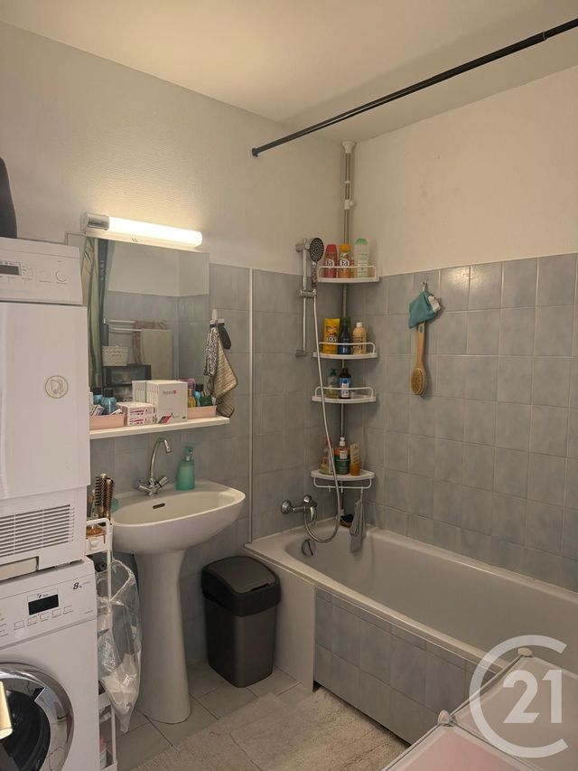 Afficher la photo en grand Appartement à vendre - 2 pièces - 52.8 m2 - SAINTES - 17 - POITOU-CHARENTES - Century 21 Agence De L'Europe