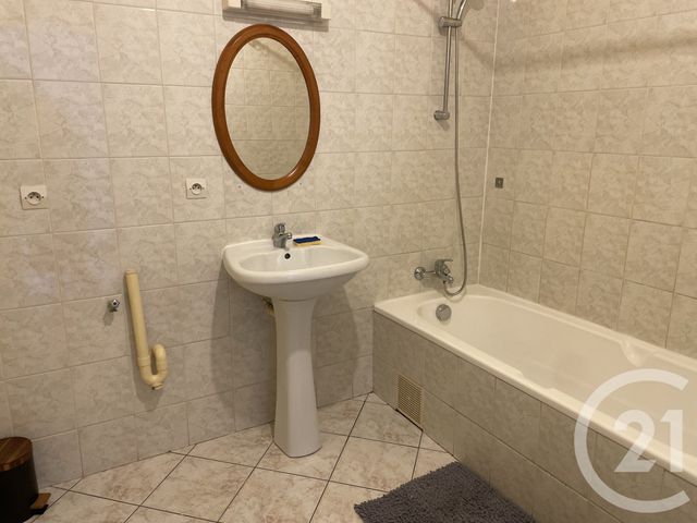 Appartement T2 à louer - 2 pièces - 47.0 m2 - SAINTES - 17 - POITOU-CHARENTES - Century 21 Agence De L'Europe