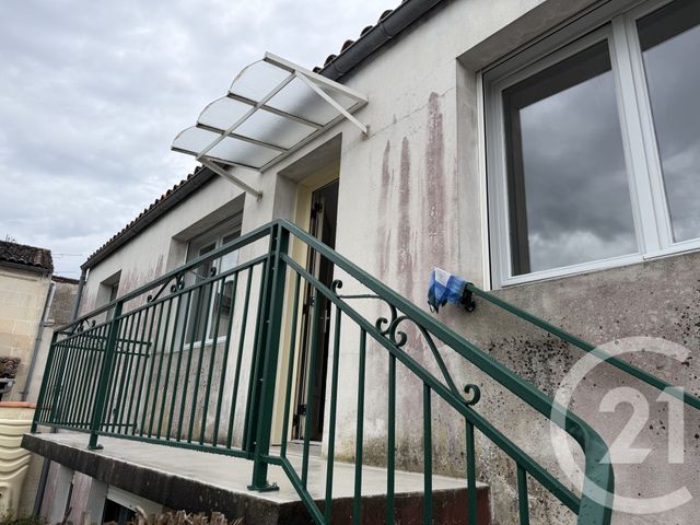 Appartement F3 à louer - 3 pièces - 78.4 m2 - SAINTES - 17 - POITOU-CHARENTES - Century 21 Agence De L'Europe