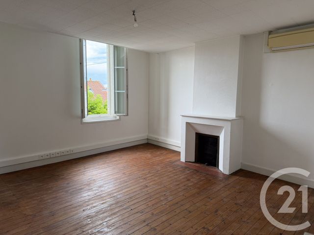 Appartement F3 à louer - 3 pièces - 78.4 m2 - SAINTES - 17 - POITOU-CHARENTES - Century 21 Agence De L'Europe