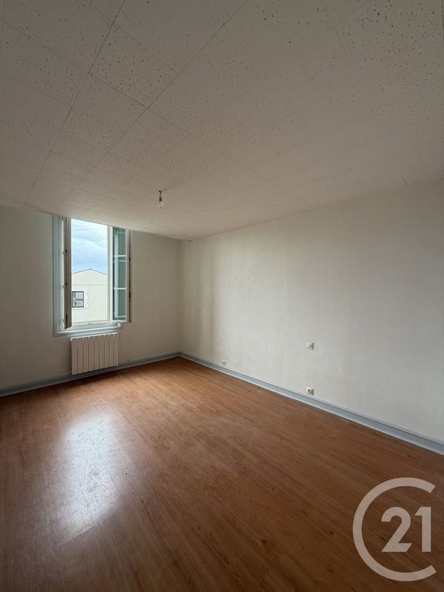 Appartement F3 à louer - 3 pièces - 78.4 m2 - SAINTES - 17 - POITOU-CHARENTES - Century 21 Agence De L'Europe