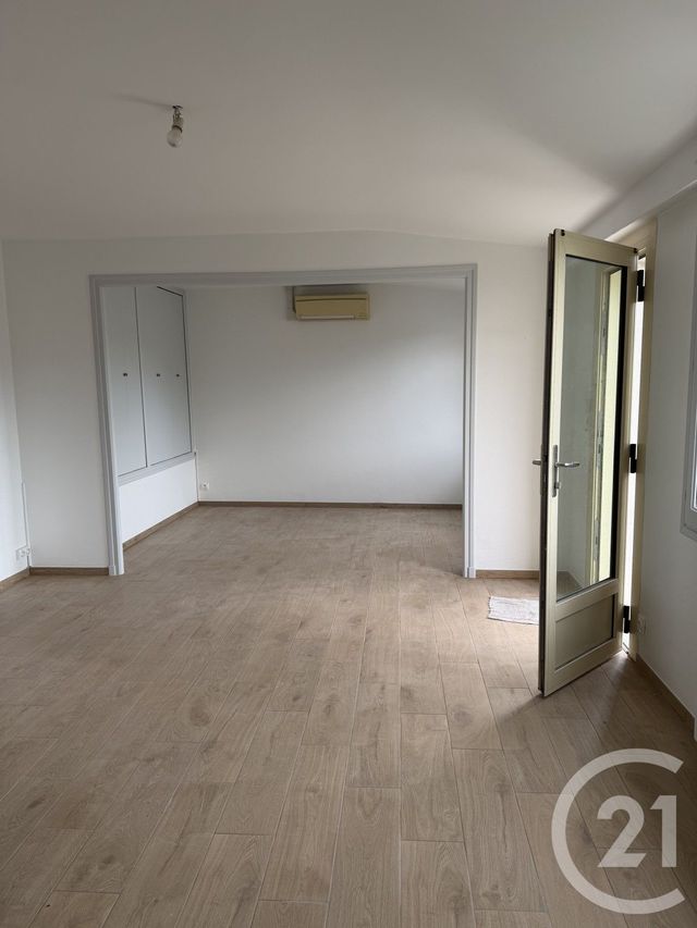 Appartement F3 à louer - 3 pièces - 78.4 m2 - SAINTES - 17 - POITOU-CHARENTES - Century 21 Agence De L'Europe