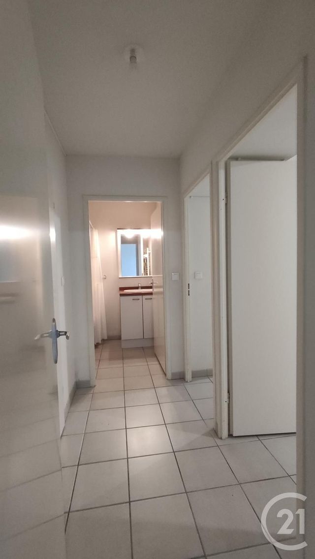 Appartement F3 à louer - 3 pièces - 58.31 m2 - SAINTES - 17 - POITOU-CHARENTES - Century 21 Agence De L'Europe