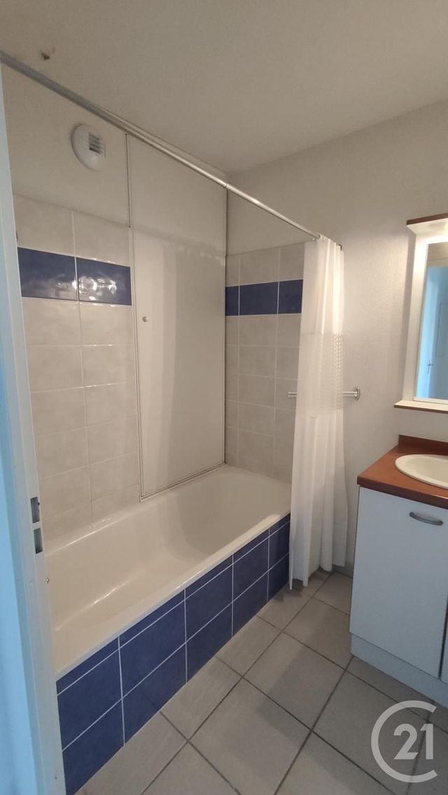 Appartement F3 à louer - 3 pièces - 58.31 m2 - SAINTES - 17 - POITOU-CHARENTES - Century 21 Agence De L'Europe