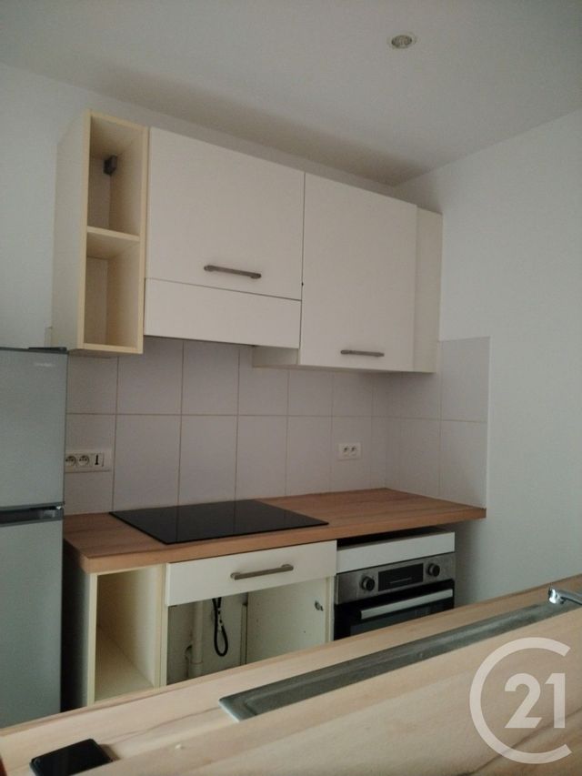 Appartement à louer - 3 pièces - 73.0 m2 - SAINTES - 17 - POITOU-CHARENTES - Century 21 Agence De L'Europe