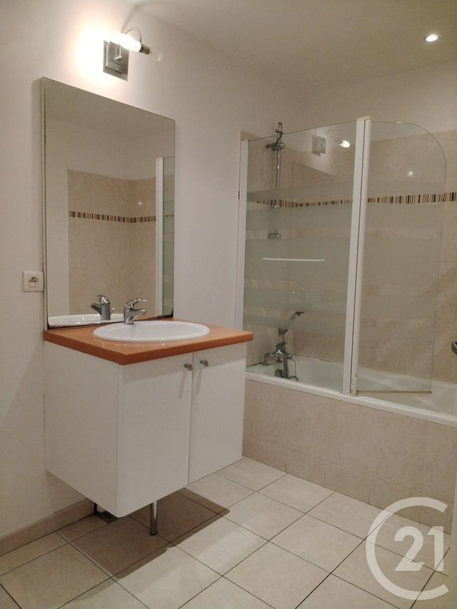 Appartement à louer - 3 pièces - 73.0 m2 - SAINTES - 17 - POITOU-CHARENTES - Century 21 Agence De L'Europe