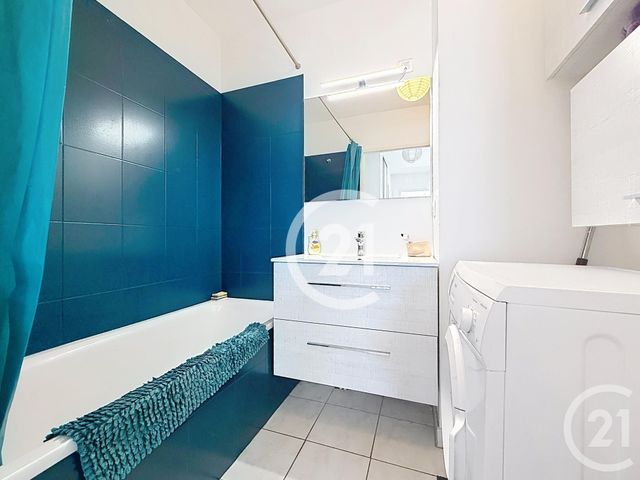 Appartement F2 à louer - 2 pièces - 54.0 m2 - SAINTES - 17 - POITOU-CHARENTES - Century 21 Agence De L'Europe