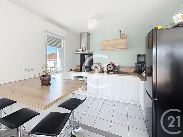 Appartement F2 à louer - 2 pièces - 54.0 m2 - SAINTES - 17 - POITOU-CHARENTES - Century 21 Agence De L'Europe