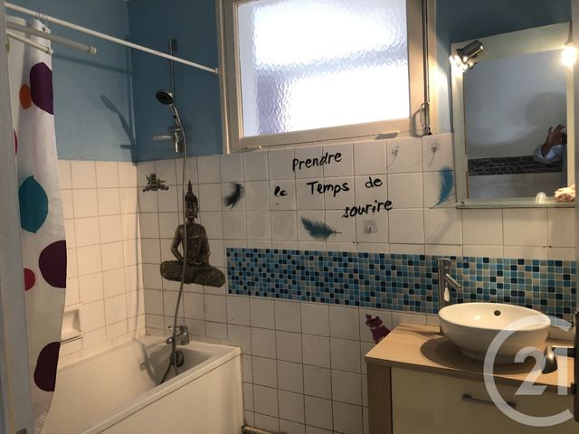 Appartement F4 à vendre - 4 pièces - 85.7 m2 - SAINTES - 17 - POITOU-CHARENTES - Century 21 Agence De L'Europe